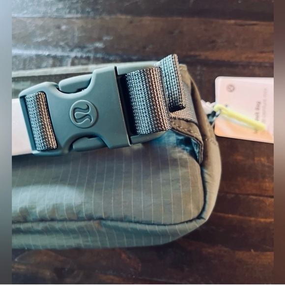 Lululemon Mini Belt Bag 0.7L NWT - Picture 2 of 13